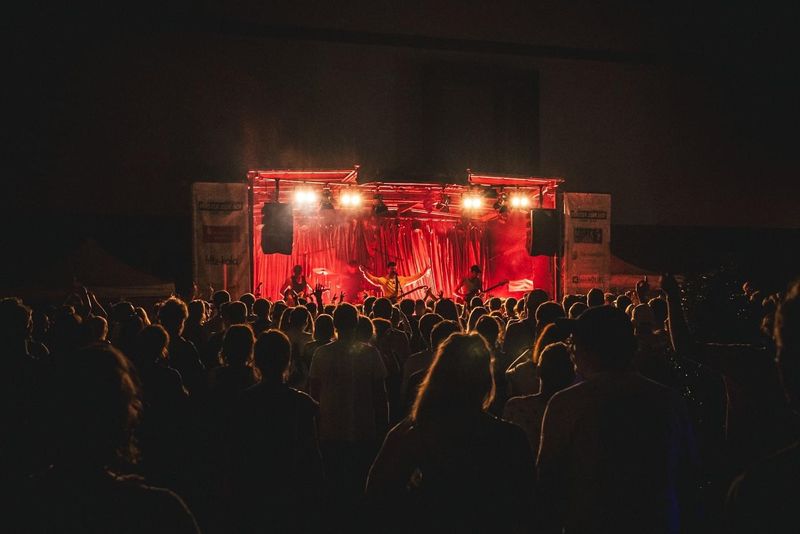 Foto von Fenster Zum Hof Open Air