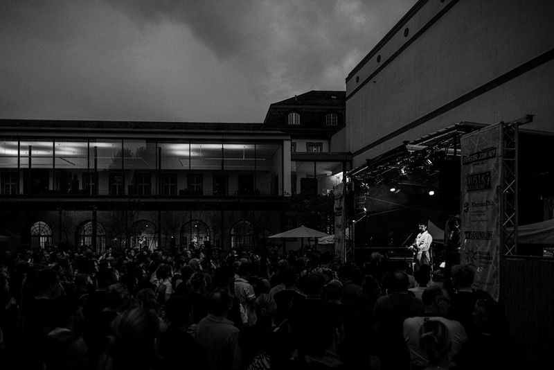 Foto von Fenster Zum Hof Open Air