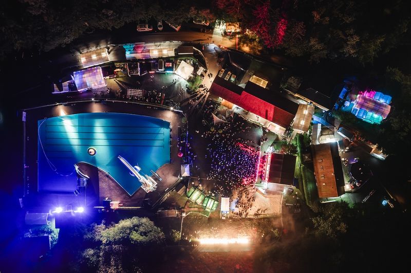 Foto von Rock am Beckenrand