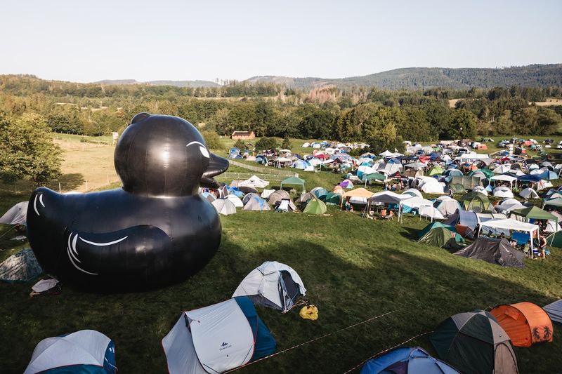 Foto von Rock am Beckenrand