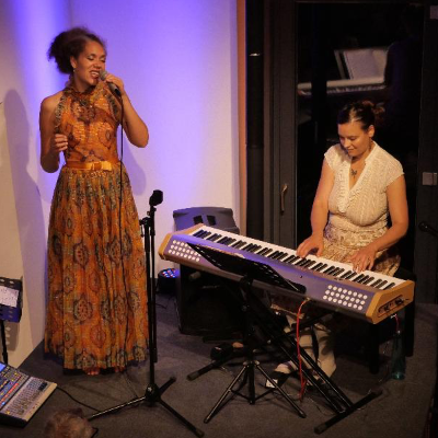 Foto Johanna Schneider & Laia Genc Duo