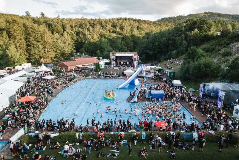 Foto von Rock am Beckenrand
